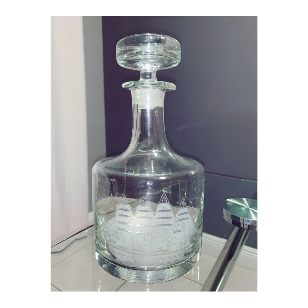 📌📌SOLD📌📌 Vintage liquor decanter